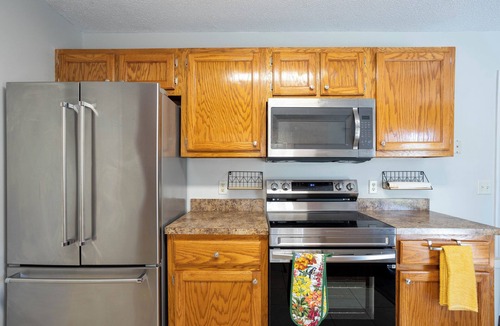 Oakland House | Charming renovated 3-bedroom home in Dalzell with WiFi and fully furnished