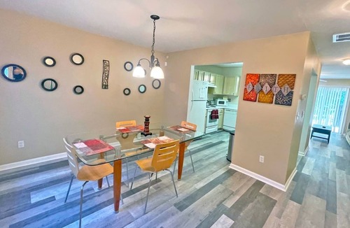 Sunset Road House | Charming Townhome Close to Uptown | Free Parking