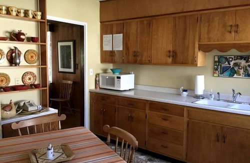 Tazewell Cottage | Charming Two-Bedroom Cottage Rental in a Quiet Countryside Setting near the Appalachian Trail, Burke´s Garden, Virginia