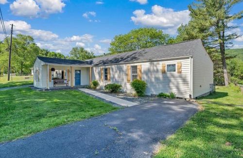 Daleville House | Charming Whole House In The Heart of Daleville