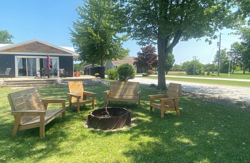 Kingsville Cottage | “Chase the Sunshine”. Never pay a cleaning fee!