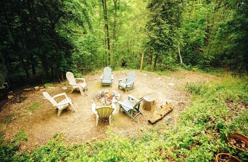 Dahlonega Cottage | Cheers On Chinkapin 2 miles to downtown Dahlonega, private cozy mountain cottage
