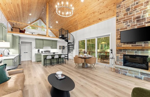 Cleveland Cabin | Chestatee Cabin | 37 Acres | Hot Tub | 2 Kings | Pickleball | Mountain Views | <30 minutes to Helen | Book Multiple Cabins for Larger Groups