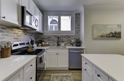 New Pathways Apartment | Chic 2BR Midtown Retreat: Your Gateway to Memphis Magic!