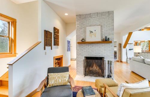 South Addison House | Chic Addison Home w/Fire Pit on 8 Private Acres!