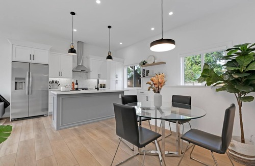 Bowmanville Apartment | Chic Bespoke 4BR Home: King Beds&Fully Fenced Bkyd