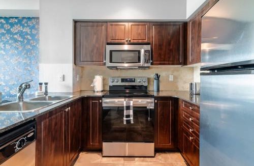 Fort York Apartment | Chic Fort York Haven Lake Views & City Pulse