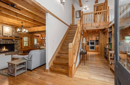 Sapphire Cabin | Chic Lodge 0.6m to Ski/Tube Resort+Winter Mtn Views