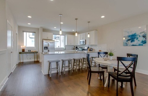 Katie Hill Neighborhood Villa | City Overlook - Luxury Amenities - Mins to D`Town