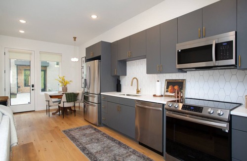 Knoxville House | Cityscape Townhouse: Near Market Square & Downtown