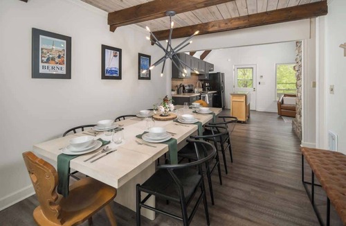 Beech Mountain Ski Chalet | Classy Chalet-Hot Tub-Pets-Close to Slopes!