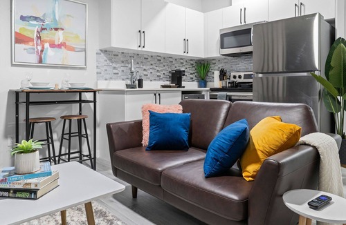 Northwest Edmonton Apartment | Classy | Stylish | 13 min to West Edmonton Mall