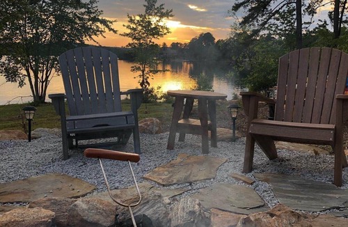 Six Mile House | Clean, Modern, Lake Keowee Retreat Near Clemson