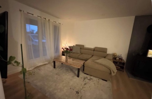 Ottawa Division House | Clean renovated room Just 5 minutes away from Ottawa airport.