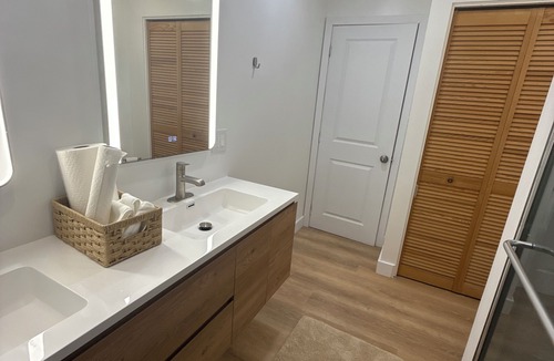 Ottawa Division House | Clean renovated room Just 5 minutes away from Ottawa airport.
