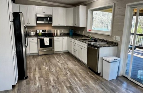 Harriman House | Clinch River Getaway - A lakefront retreat, just 5 minutes from grocery.