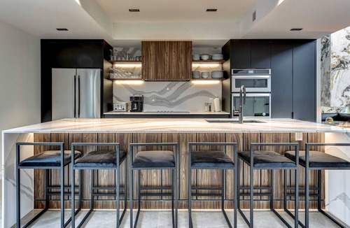 Pointe-Saint-Charles Condo | CLUBHAUS Premium Penthouse, Rooftop Hot Tub, Sleeps 14+