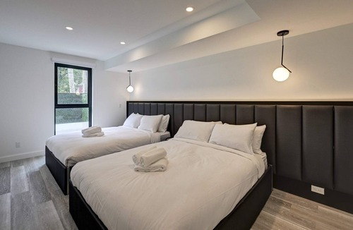 Pointe-Saint-Charles Condo | CLUBHAUS VIP Suite, Private Hot Tub, Sleep 16