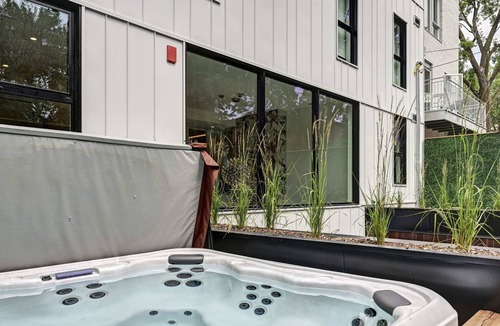 Pointe-Saint-Charles Condo | CLUBHAUS VIP Suite, Private Hot Tub, Sleep 16