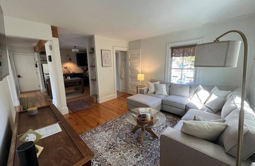 Pond Cove Apartment | Coastal Farmhouse vibe, walk to restaurants,shops & beach, 7 Minutes to Portland