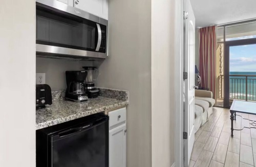 Windy Hill Hotel | Coastal Retreat | Balcony, Pools & Hot Tubs | Steps to Dining