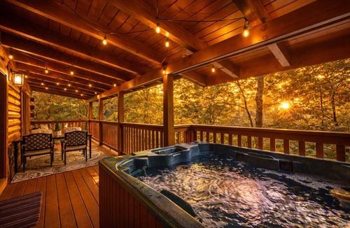 Black Bear Falls Cabin | “Cocoa Cabin | 3 King Suites - Hot Tub - Near Downtown Gatlinburg”