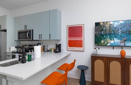 NoDa Apartment | Color Pop - 1BR Suite King Bed, NoDa, Free Parking
