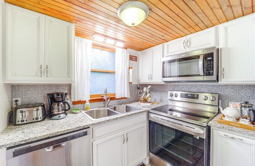 Newland House | Community Perks! 'Mtn Serenity Retreat' in Newland