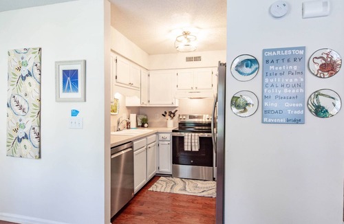 Mount Pleasant House | Community Pool! 12 Minutes to Beach & Downtown Charleston. Comfortable Family-Friendly Townhome.