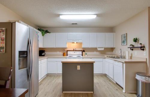Lexington House | Community Pool! Lexington Home 9 Mi to Lake Murray