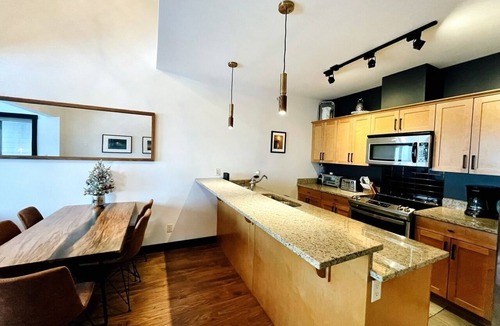 Golden Apartment | Condo Ananda - Ski in/out Mountain Views + Hot Tub