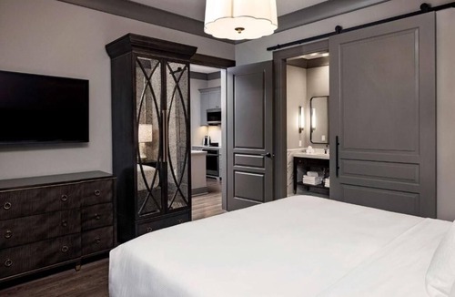 Ansonborough Hotel | Contemporary 2 Rooms Close to Liberty Square – Perfect City Base