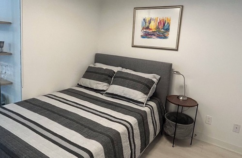 Midtown Toronto Condo | Cool vibe In the heart of Toronto, best restaurants and trendy shopping.