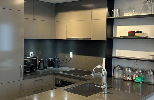 Midtown Toronto Condo | Cool vibe In the heart of Toronto, best restaurants and trendy shopping.