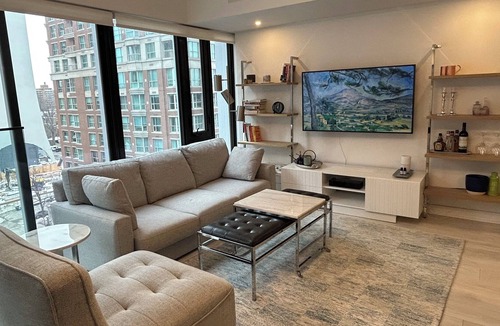 Midtown Toronto Condo | Cool vibe In the heart of Toronto, best restaurants and trendy shopping.