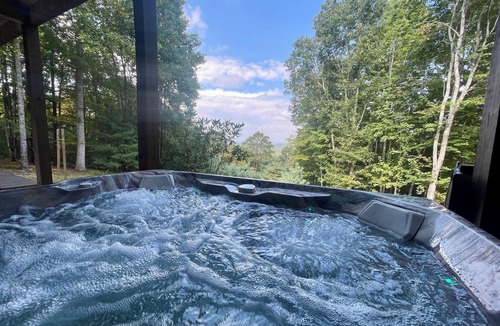Jefferson House | Copper Mine Cabin -Sleeps12, Hot Tub, WIFI, Foosball, Sm.Dog Friendly, Gas Logs, Firepit