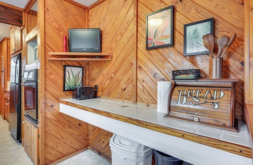 Gilbertsville Cabin | Country Escape: Log Cabin Near Kentucky Lake!