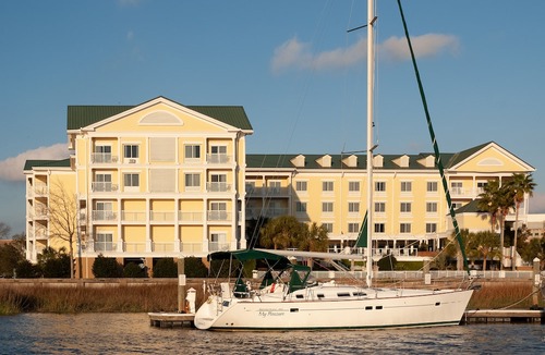 Downtown Charleston Hotel | Courtyard Charleston Waterfront