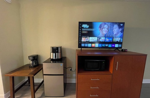 Sheffield Park Apartment | Cozy 1-bedroom apartment in serene Charlotte with AC and gym access