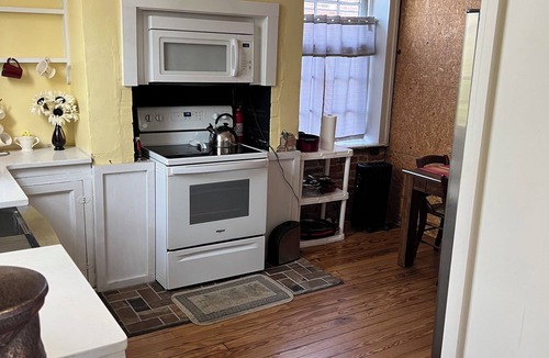 Camden Apartment | Cozy 1-bedroom apartment at Greenleaf Villa. Downtown Camden, SC.