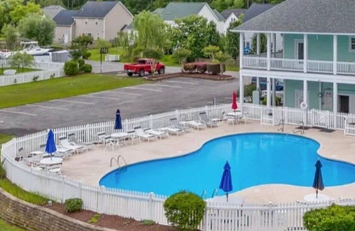 Morehead City Bed & Breakfast | Cozy 1-bedroom & bathroom in shared residence in coastal Beaufort, NC.