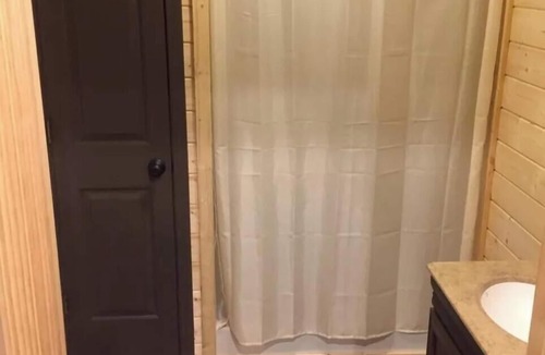 Bluewell Cabin | Cozy 1-bedroom cabin located at Gold & Blue cabins in Bluewell