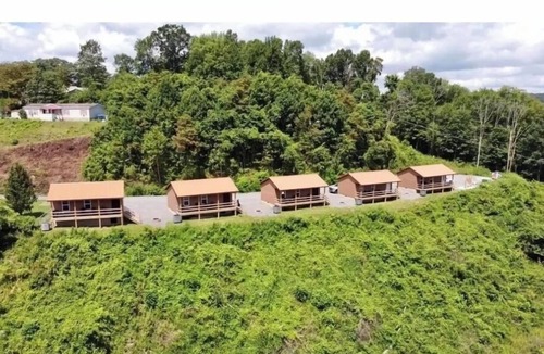 Bluewell Cabin | Cozy 1-bedroom cabin located at Gold & Blue Cabins in Bluefield
