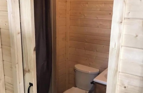 Bluewell Cabin | Cozy 1-bedroom cabin located at Gold & Blue Cabins in Bluefield