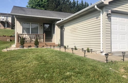 Abingdon House | Cozy 2 Bed 2 Bath minute from Va Creeper Trail Bristol Speedway Hard Rock