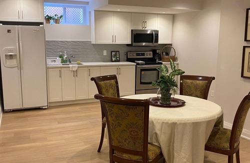 Richmond Hill Apartment | Cozy 2 Bedroom Basement Apartment