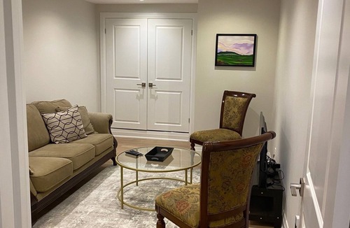 Richmond Hill Apartment | Cozy 2 Bedroom Basement Apartment
