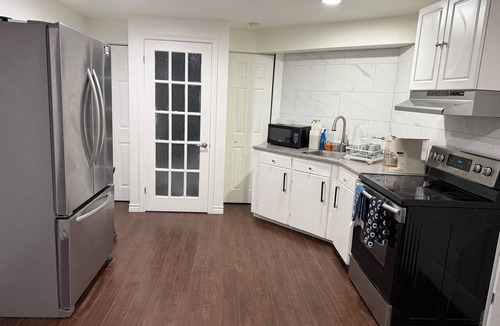 Woodslee House | Cozy 2-Bedroom Basement Suite Near Battery Plant - East Windsor