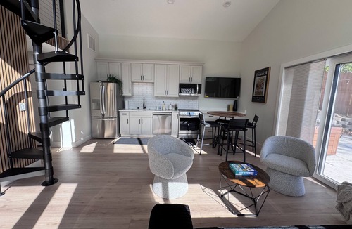 Royal Pines House | Cozy 2-bedroom bungalow in beautiful Royal Pines with AC