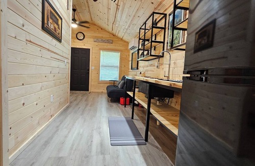 Bluewell Cabin | Cozy 2-bedroom cabin in enchanting Bluefield with AC Sleep 7 people